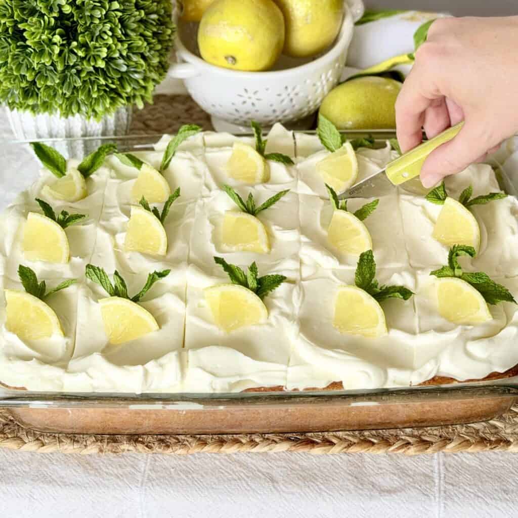 Slicing the lemonade cake.