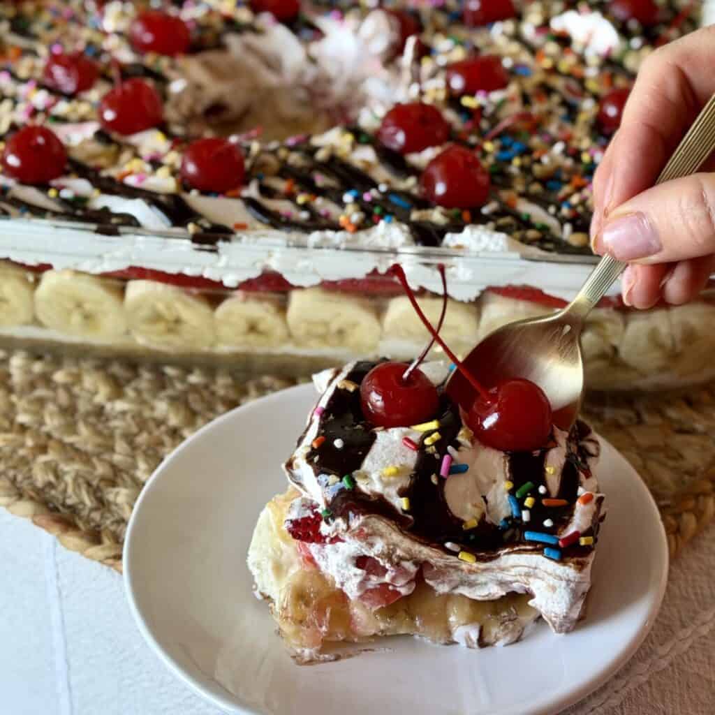 A plate of banana split cake.