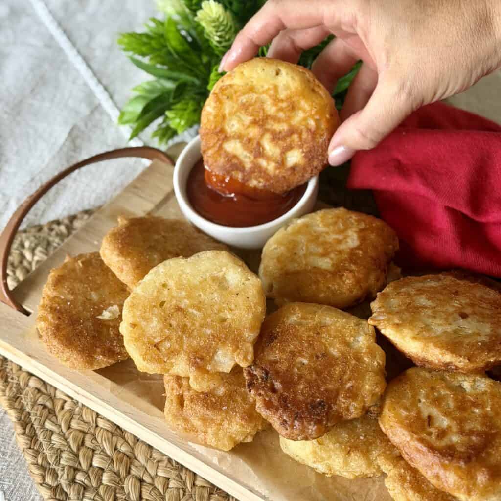 A plate of onion patties.