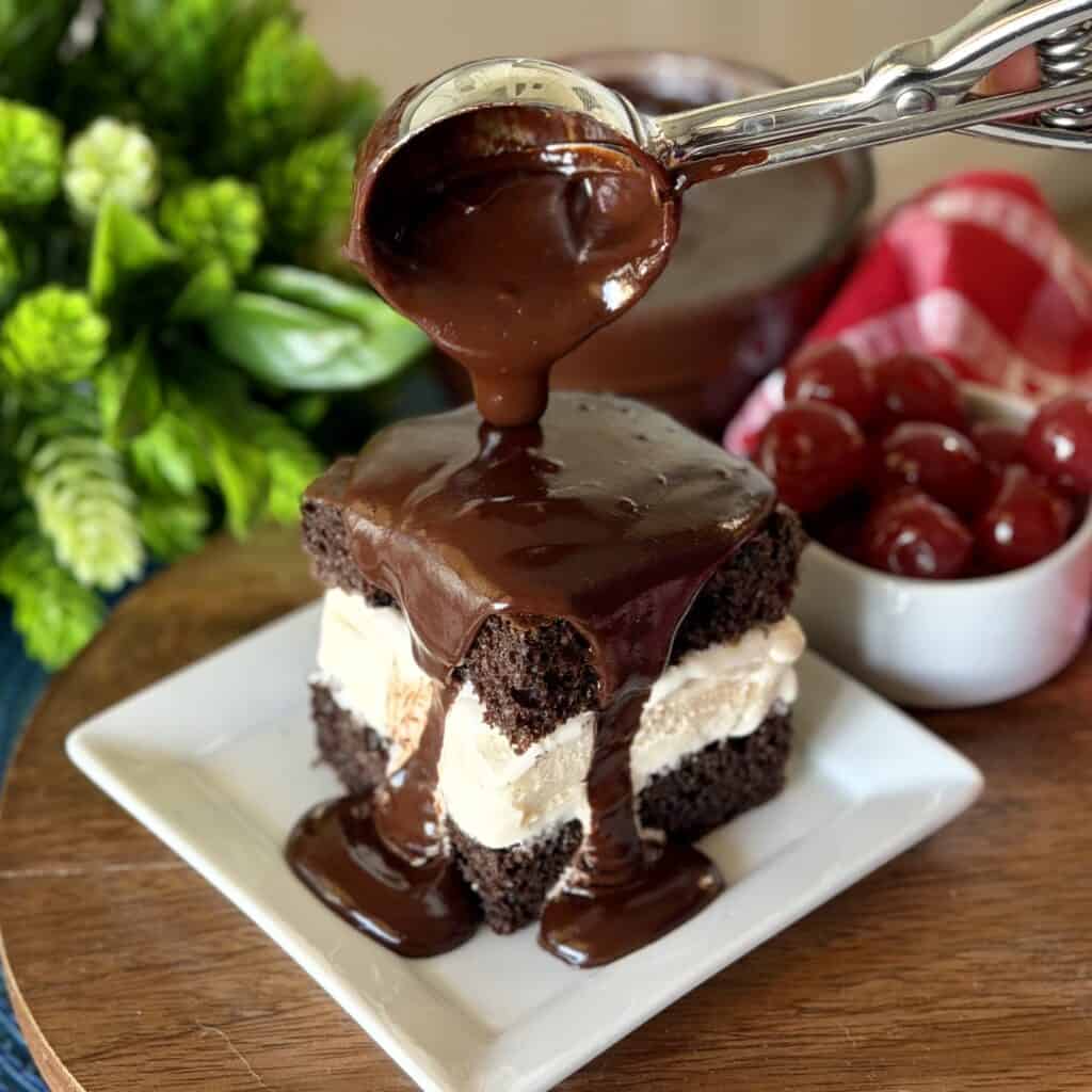 Pouring chocolate sauce to the cake.