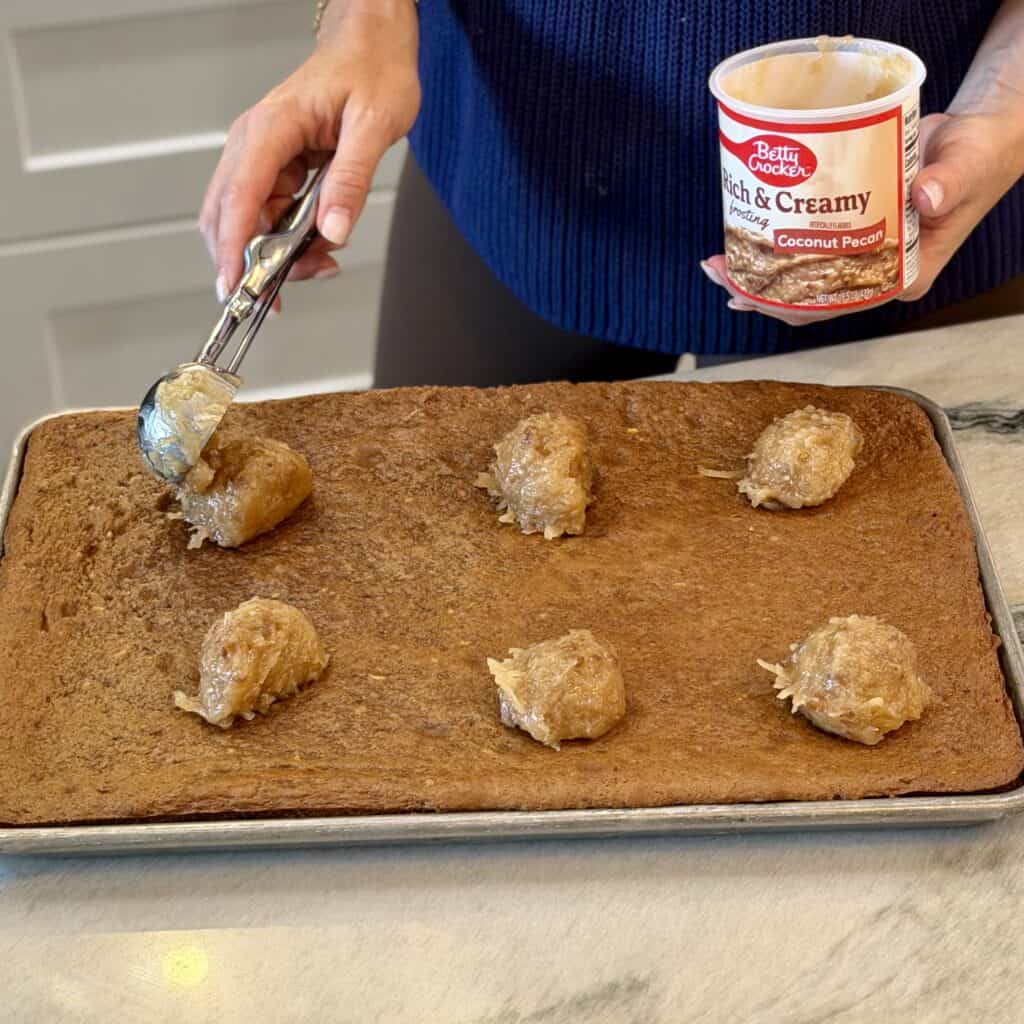 Adding icing in top of the cake.